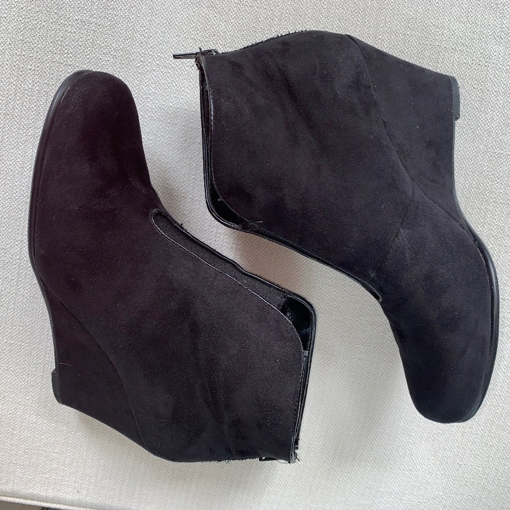 Aerosols black suede wedge booties, 8M, in great shape.